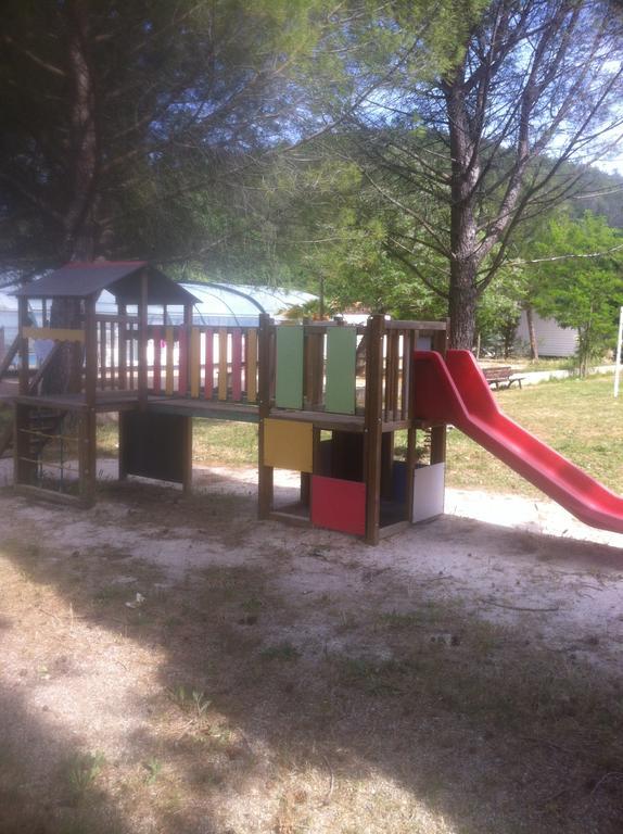 Отель Camping La Vidaresse Sainte-Anastasie-sur-Issole Экстерьер фото
