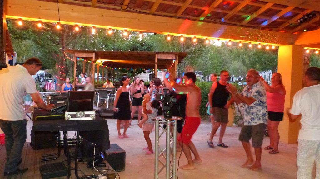 Отель Camping La Vidaresse Sainte-Anastasie-sur-Issole Экстерьер фото