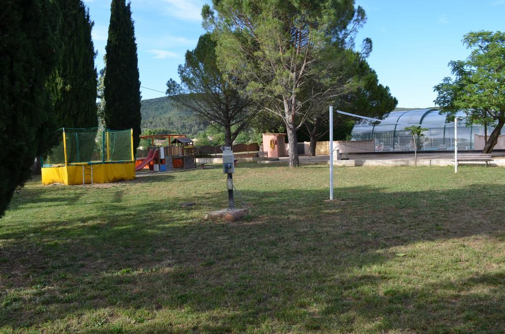Отель Camping La Vidaresse Sainte-Anastasie-sur-Issole Экстерьер фото
