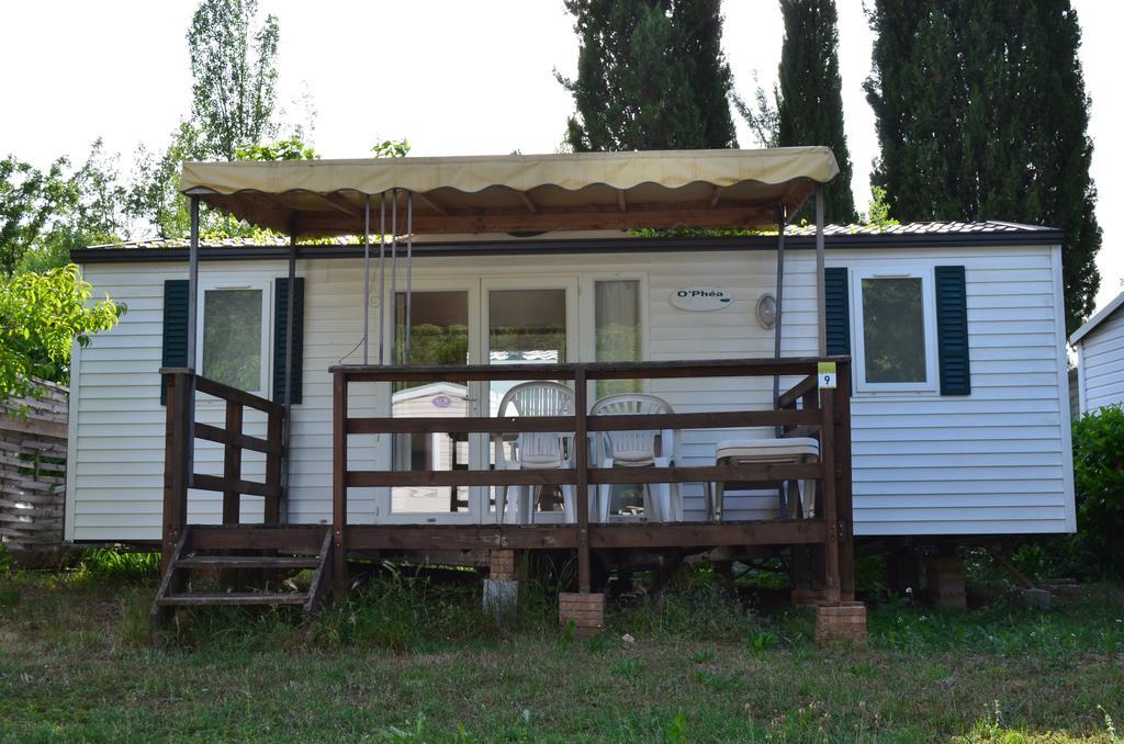 Отель Camping La Vidaresse Sainte-Anastasie-sur-Issole Экстерьер фото