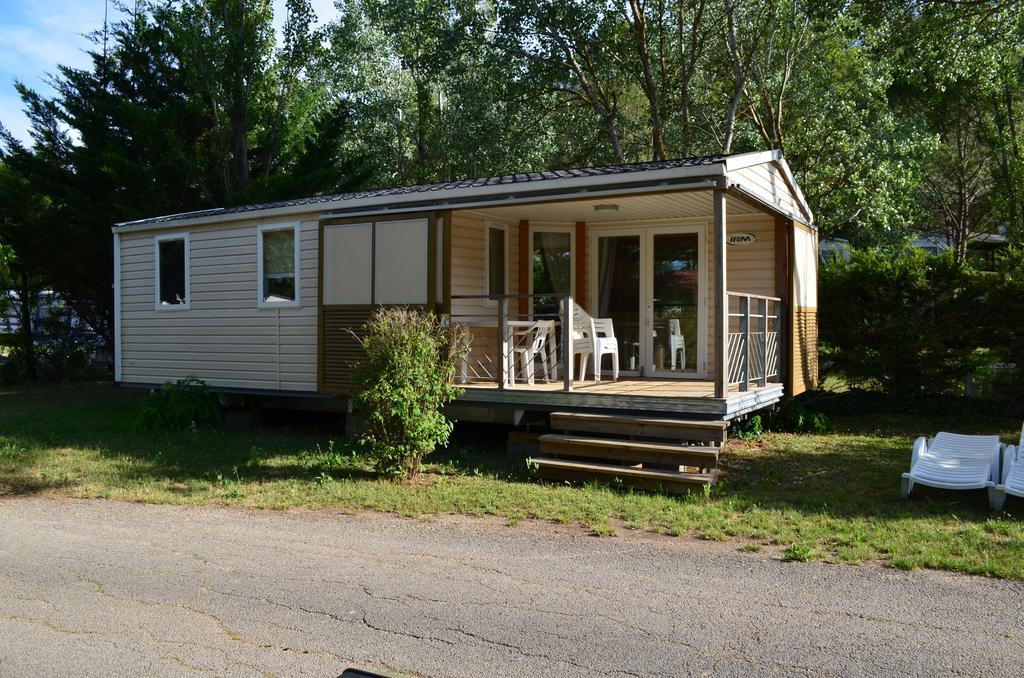 Отель Camping La Vidaresse Sainte-Anastasie-sur-Issole Экстерьер фото