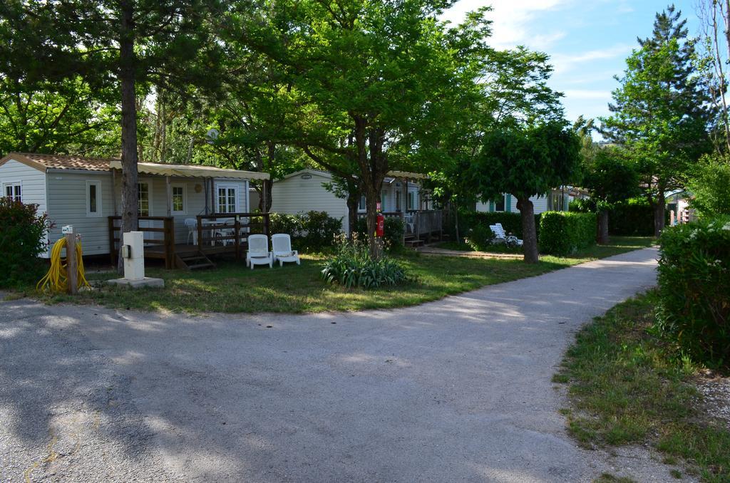Отель Camping La Vidaresse Sainte-Anastasie-sur-Issole Экстерьер фото