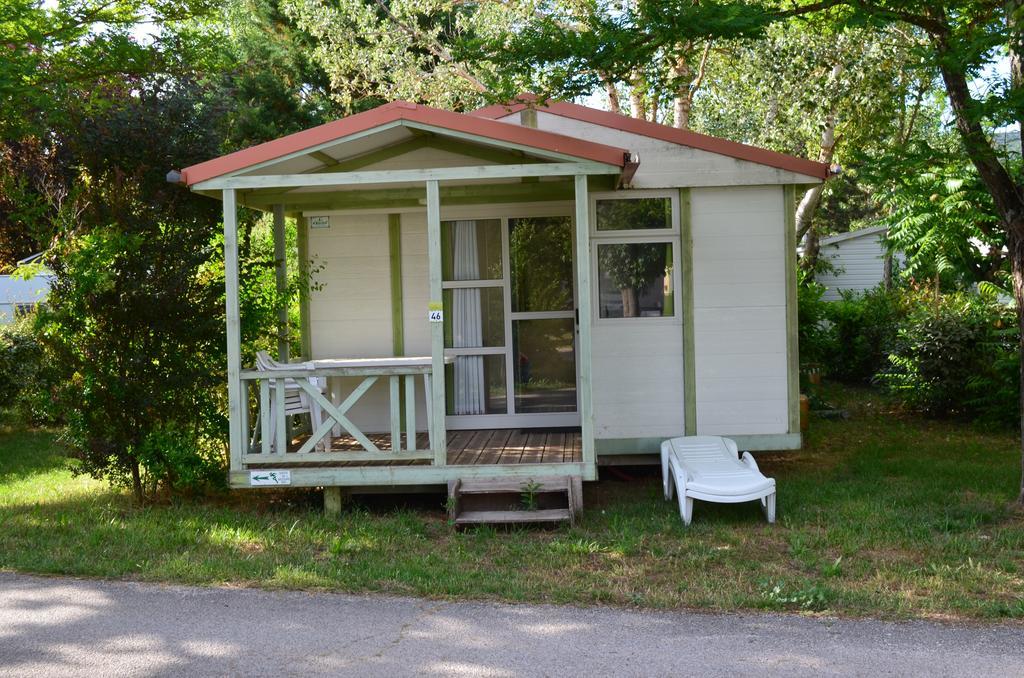 Отель Camping La Vidaresse Sainte-Anastasie-sur-Issole Экстерьер фото