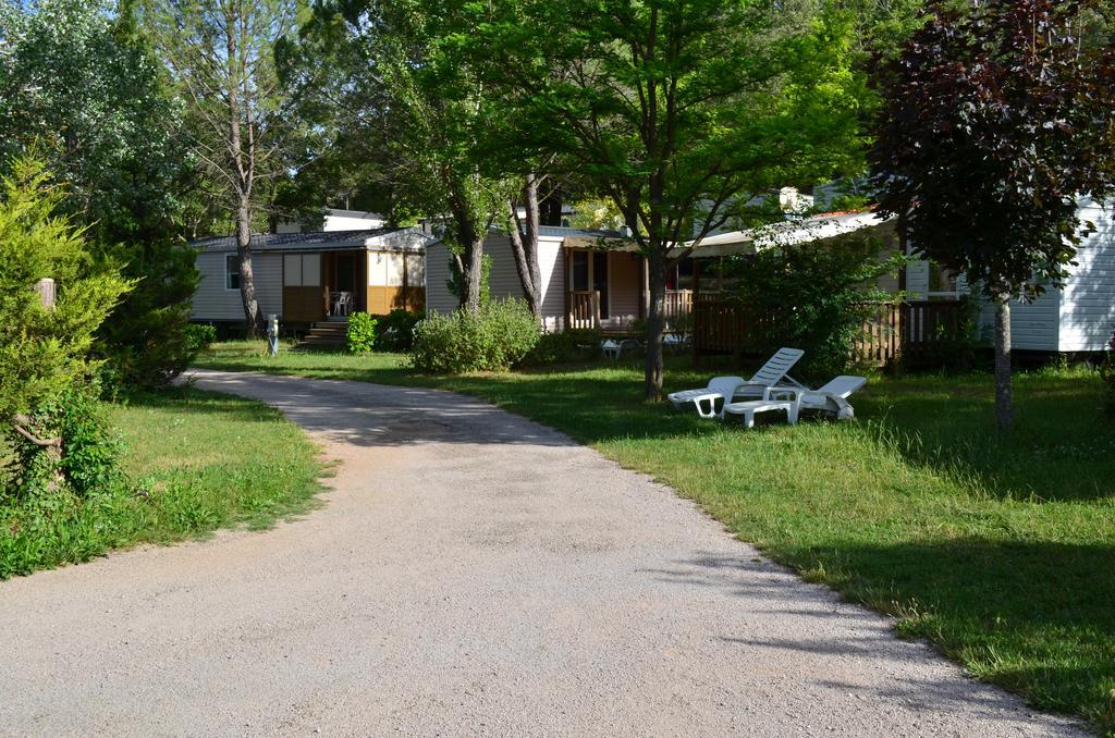 Отель Camping La Vidaresse Sainte-Anastasie-sur-Issole Экстерьер фото