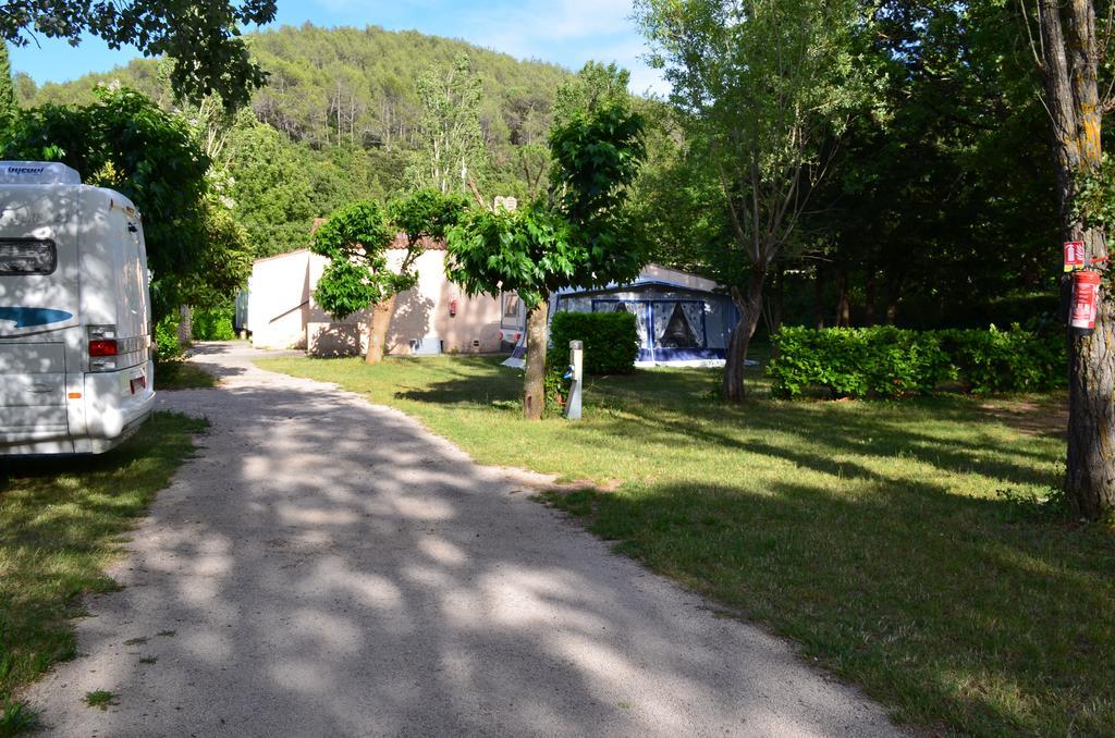Отель Camping La Vidaresse Sainte-Anastasie-sur-Issole Экстерьер фото