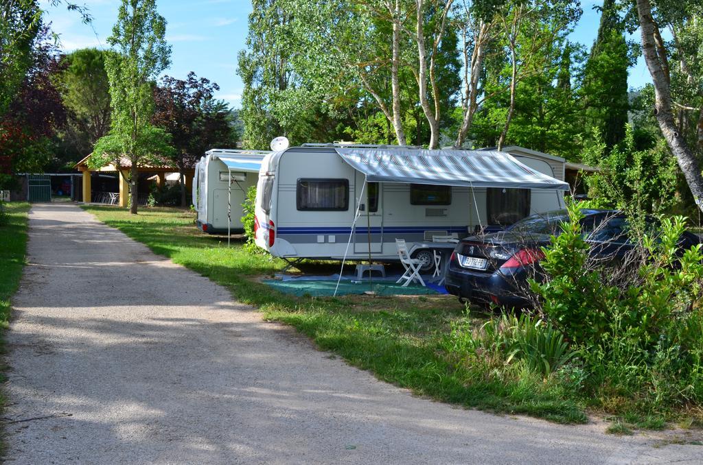 Отель Camping La Vidaresse Sainte-Anastasie-sur-Issole Экстерьер фото