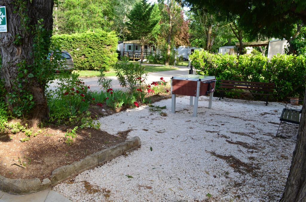 Отель Camping La Vidaresse Sainte-Anastasie-sur-Issole Экстерьер фото
