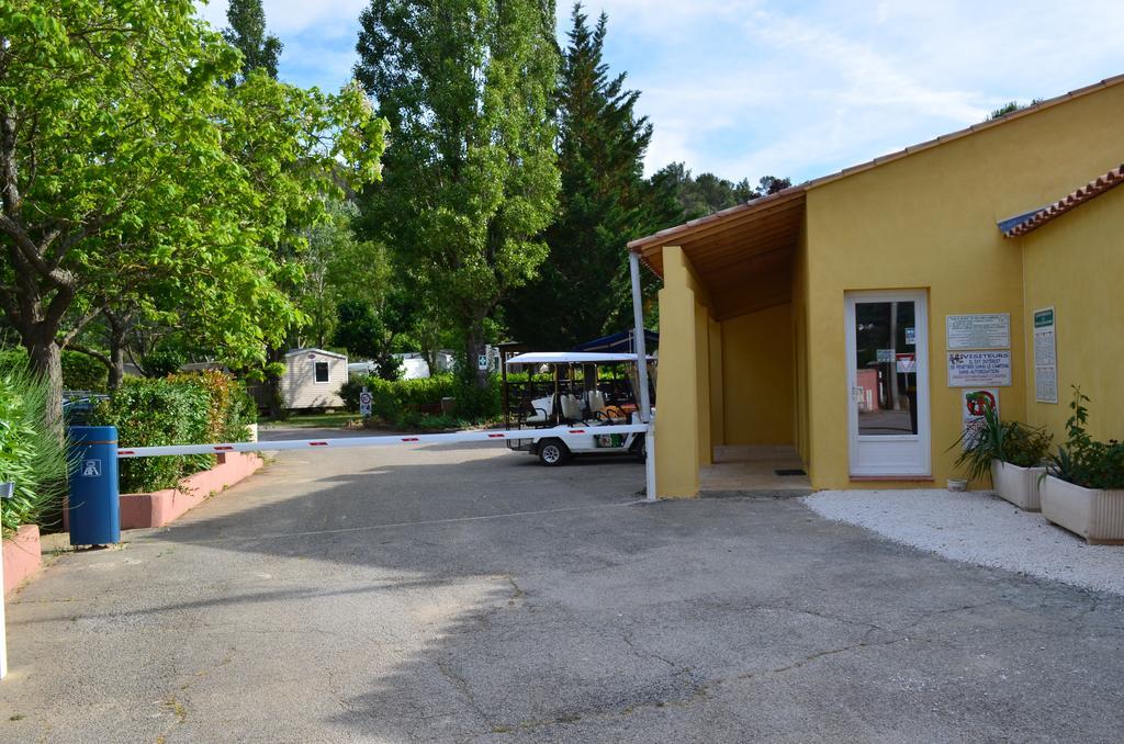 Отель Camping La Vidaresse Sainte-Anastasie-sur-Issole Экстерьер фото