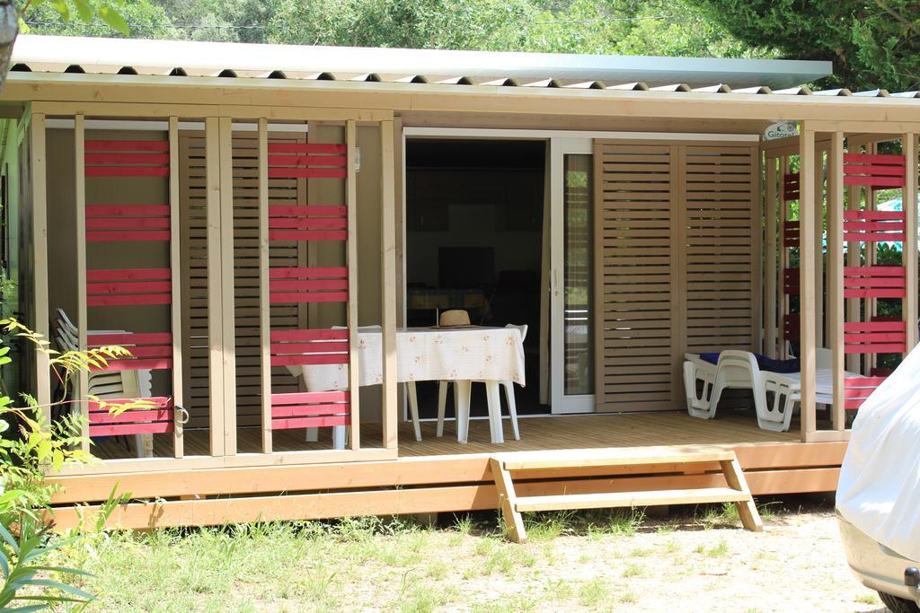 Отель Camping La Vidaresse Sainte-Anastasie-sur-Issole Экстерьер фото