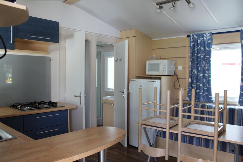 Отель Camping La Vidaresse Sainte-Anastasie-sur-Issole Экстерьер фото