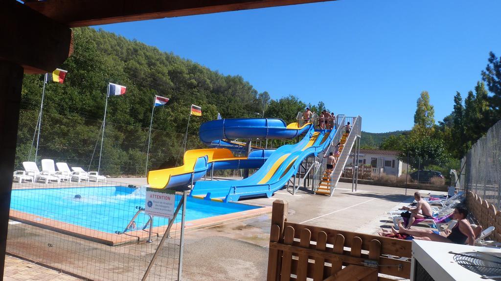 Отель Camping La Vidaresse Sainte-Anastasie-sur-Issole Экстерьер фото